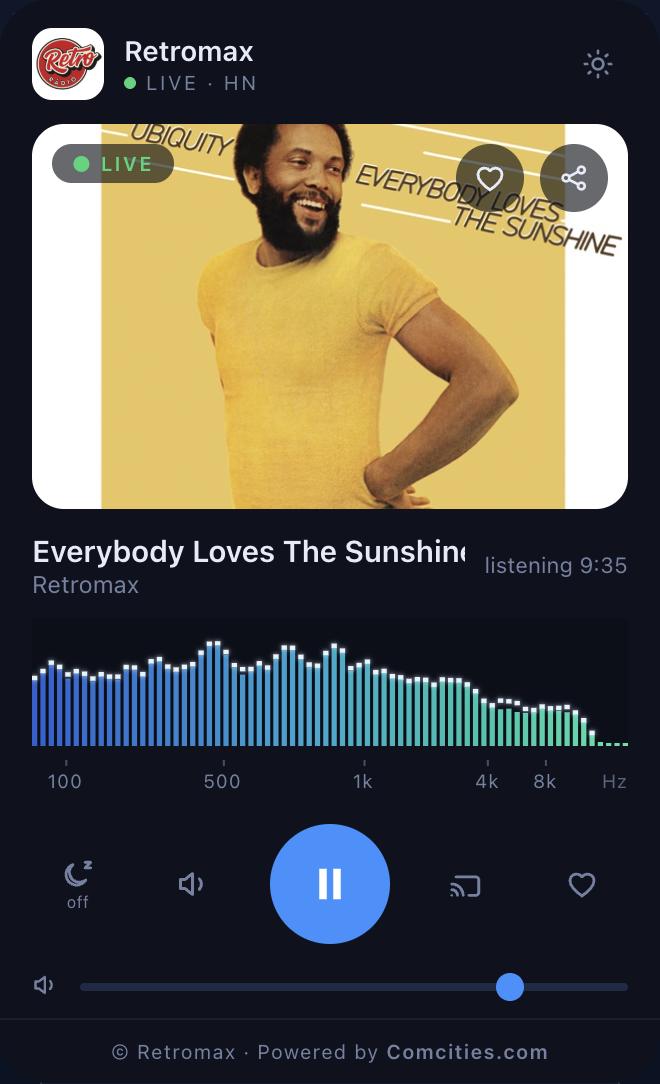 Free HTML5 web radio player embedded on a website, showing station logo, play button and live now-playing song title